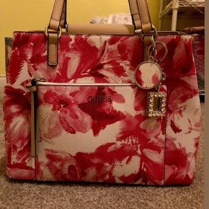 Gorgeous GUESS floral purse, worn couple times❤️
